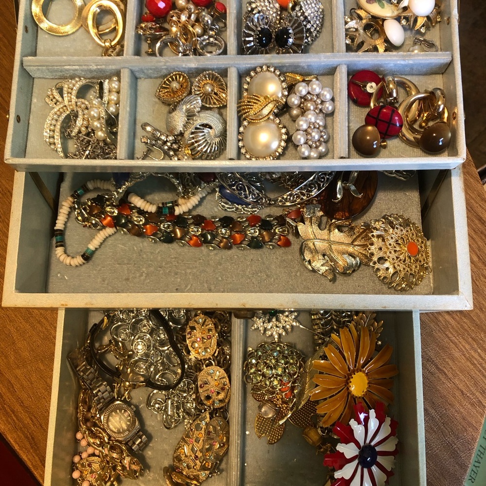 COMING SOON - My grandma’s vintage jewelry collection 🌺♥️✨ - Picture 2 of 2